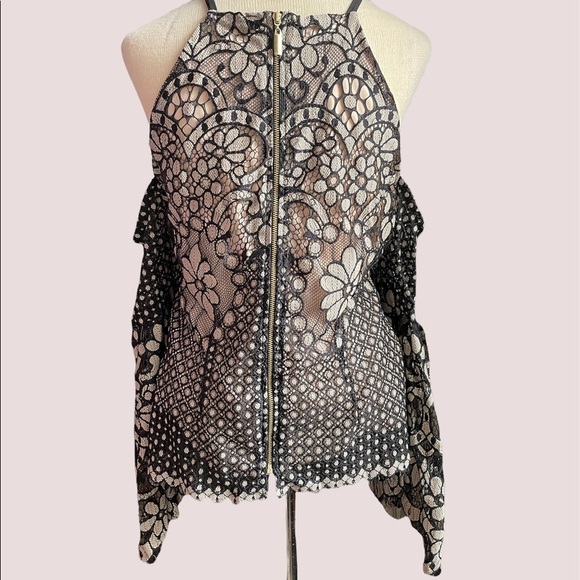 Venus black lace bell bottom sleeve top size 10 - Picture 3 of 9